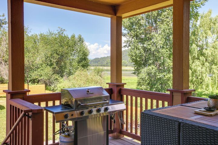 Newport Riverfront Home w / Deck + Fire Pit!