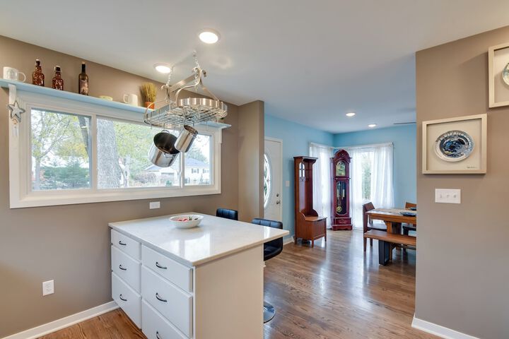 Eclectic Iowa City Cottage w / Fire Pit!