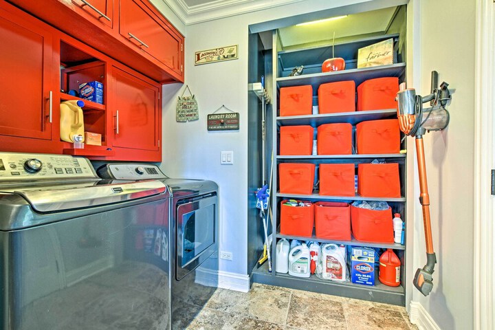 Lakefront Home w / Game Room Theater & Dock!