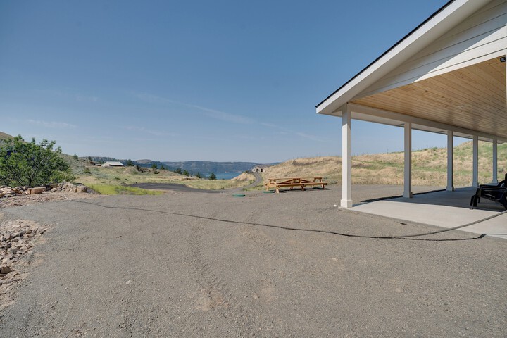 Lake Roosevelt Getaway w / Lake + Mountain Views!
