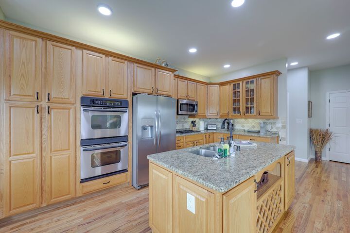 Classy Home w / Hot Tub + Mt. Jefferson Views!