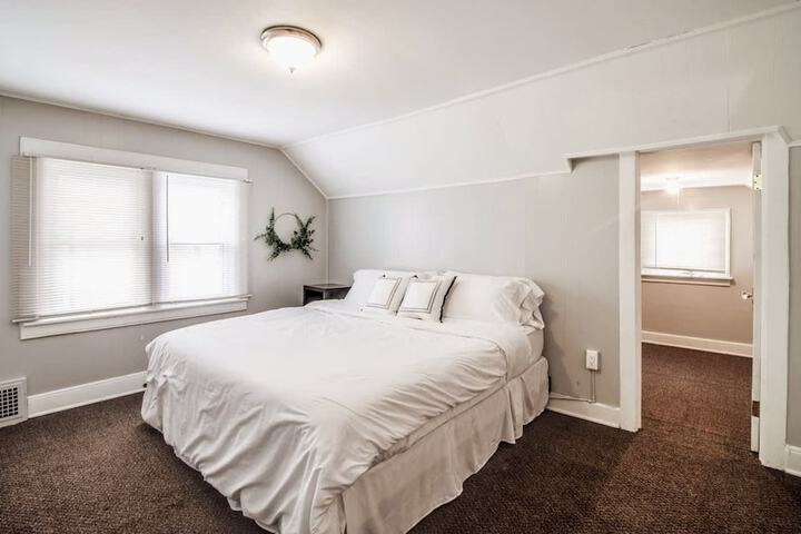 Automaniac Spot in the Heart of Pontiac 3 Beds 2 Baths