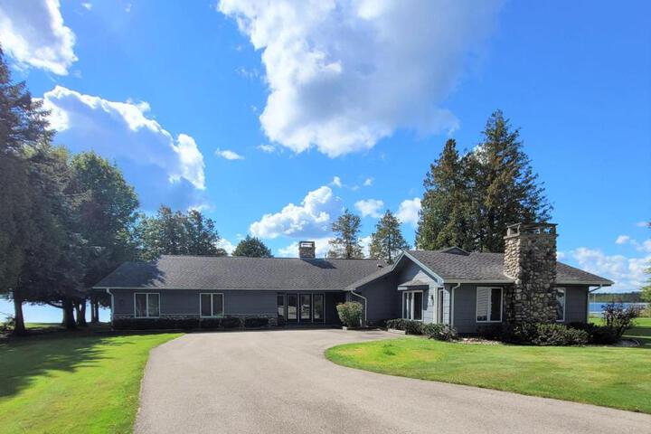 Sandbar Cedar Cottage on Lake Leelanau