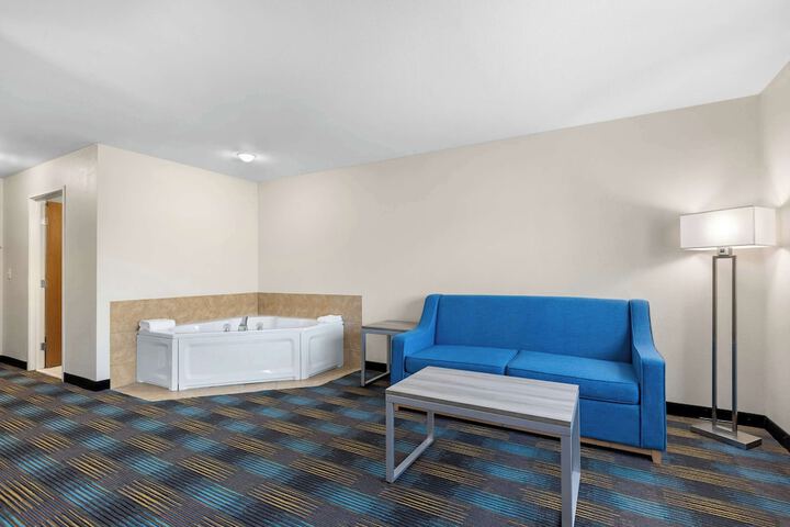 Quality Inn & Suites Fort Madison near Hwy 61