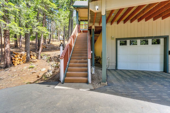 Pet-friendly California Cabin w / Beach Access
