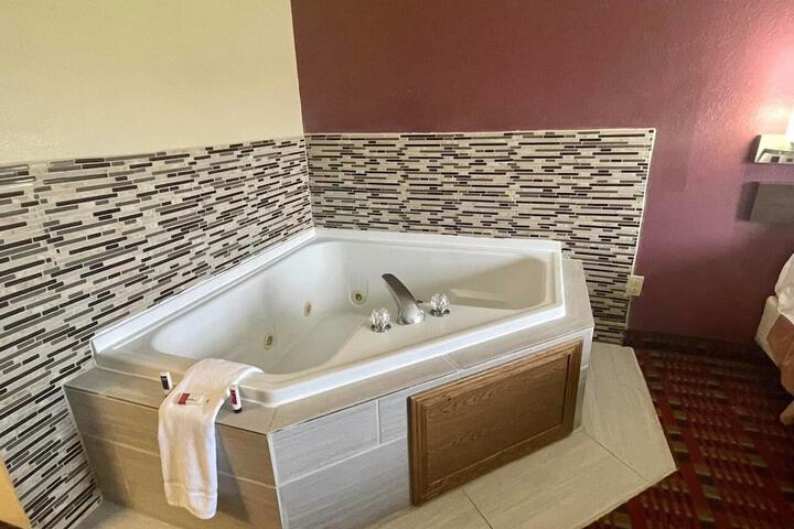 Super 8 by Wyndham Paris IL