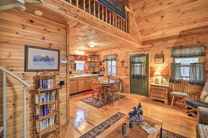 Peaceful Mountain City Cabin w / Porch & Fire Pit