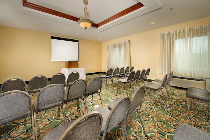 Holiday Inn Express & Suites Lenoir Cty by IHG