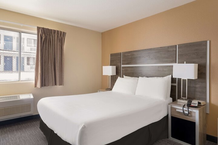Room 12 of 27