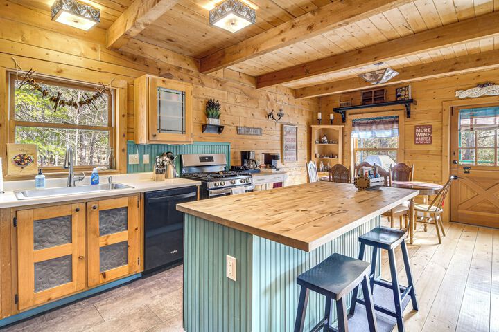 Deck Fire Pit & Grill: Log Cabin in Black Hawk