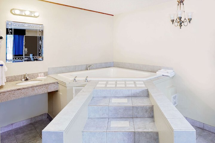 Hot Tub 24 of 25
