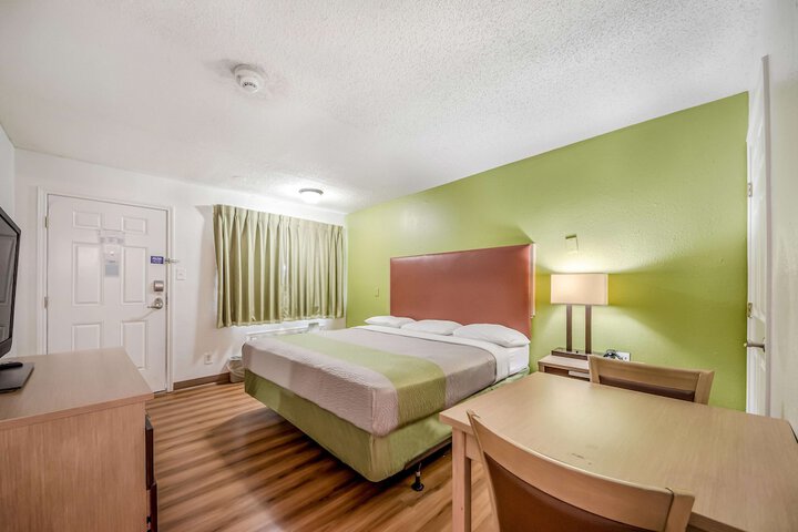 Room 25 of 28