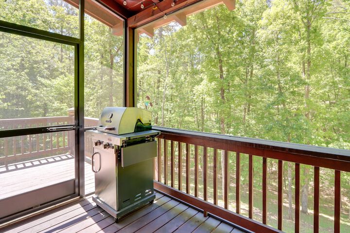 Private Ellijay Cabin w / Hot Tub & Amenities!