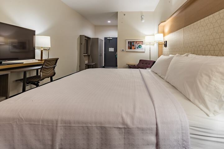 Room 28 of 65