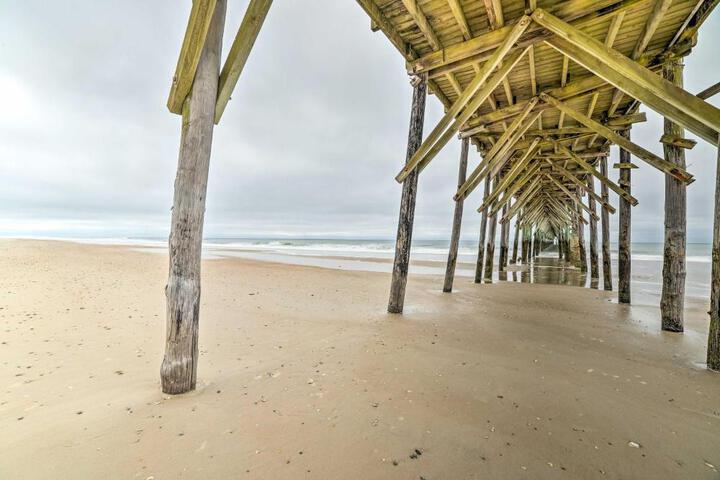 Oceanfront Topsail Beach Retreat - Steps to Shore!