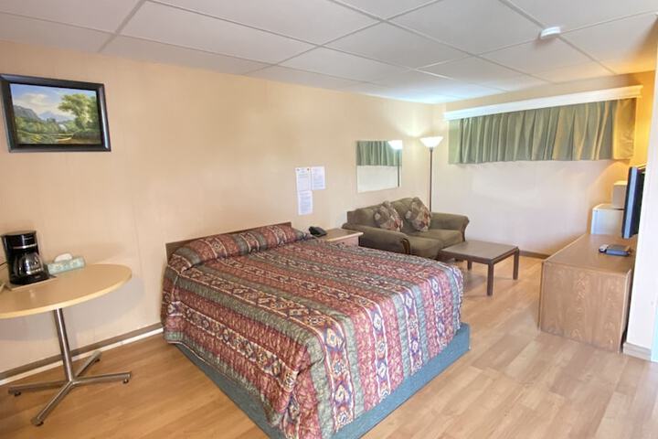 Room 8 of 12