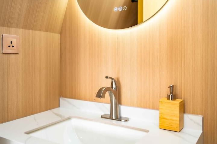 Urban Glamping Oasis: Comfort & Adventure Combined
