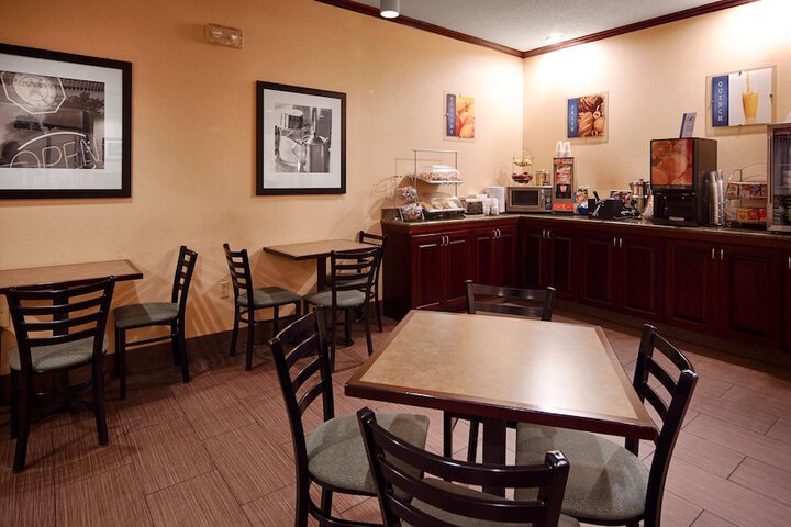 Dining 14 of 17