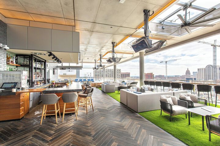 Lounge 126 of 160