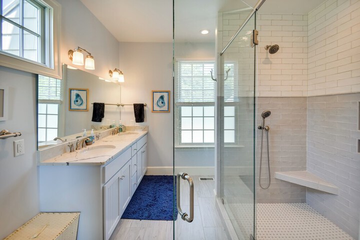 Bayfront White Stone Escape w / Private Beach!