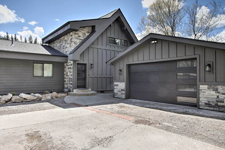 A Contemporary Dream: Lakefront Rathdrum Oasis!