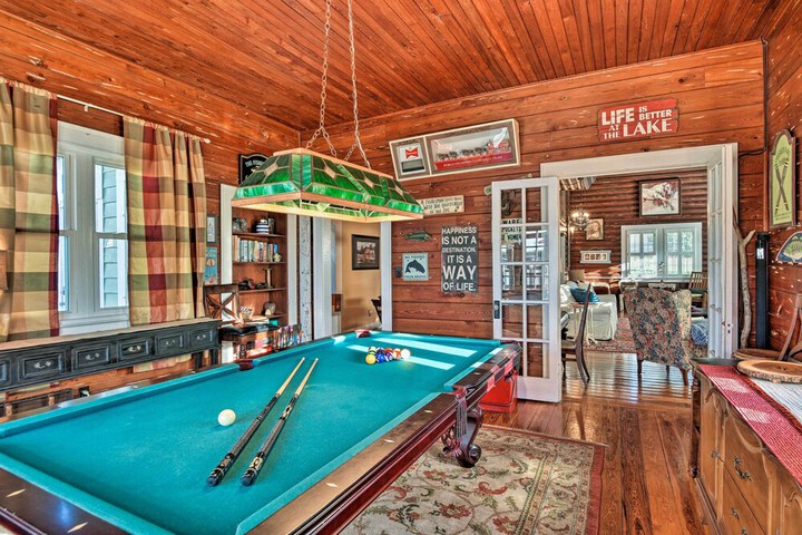 Lakefront Florida Retreat - Pool Table & Boat Dock