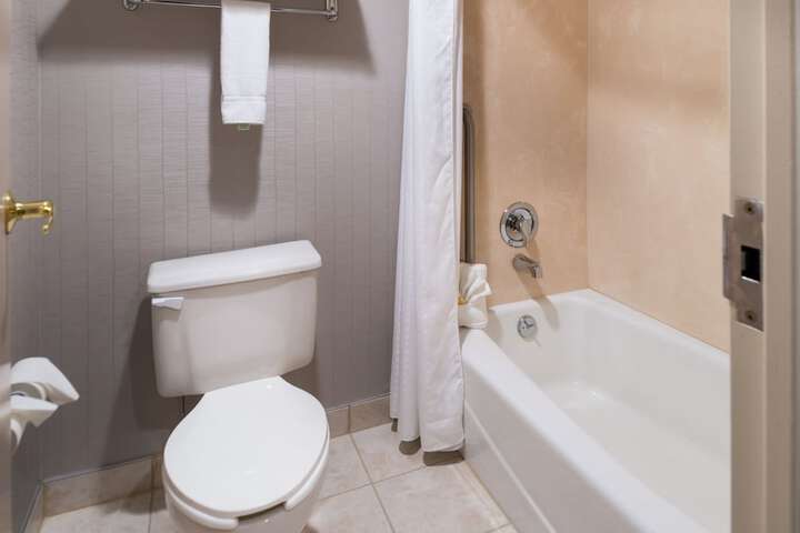 Holiday Inn Hotel & Suites Warren by IHG