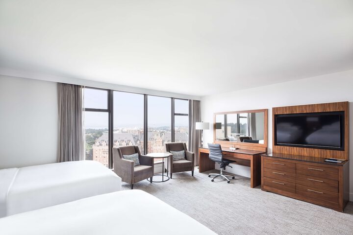 DoubleTree by Hilton Hotel & Suites Victoria