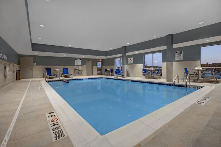 Holiday Inn Express & Suites Milwaukee - Brookfield by IHG