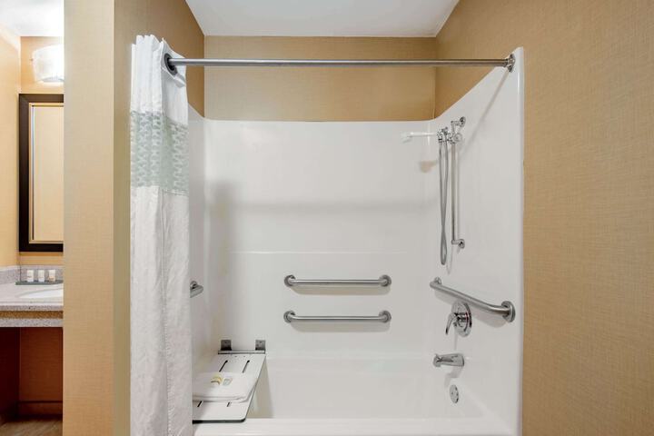 La Quinta Inn & Suites by Wyndham Bel Air / I-95 Exit 77A
