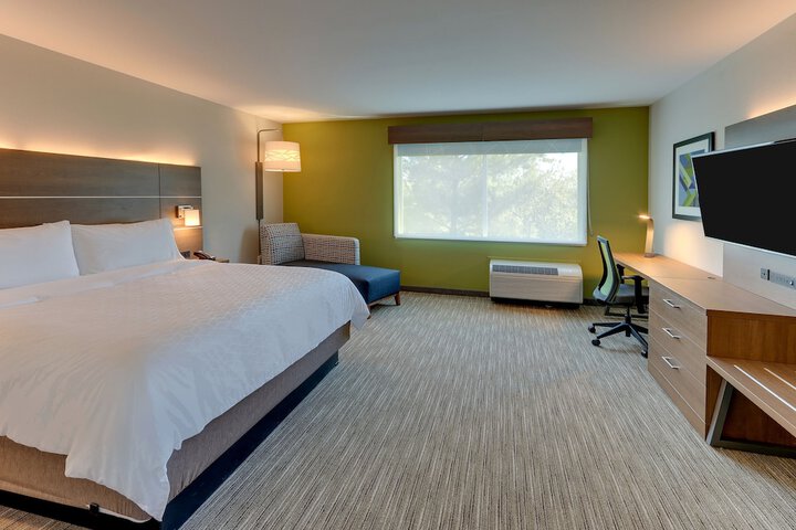 Holiday Inn Express & Suites Roanoke – Civic Center by IHG