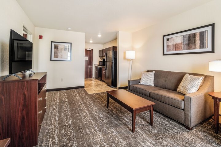 Cobblestone Hotel & Suites - Newport