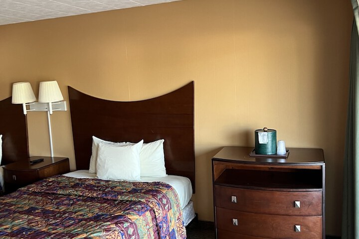 Room 144 of 443