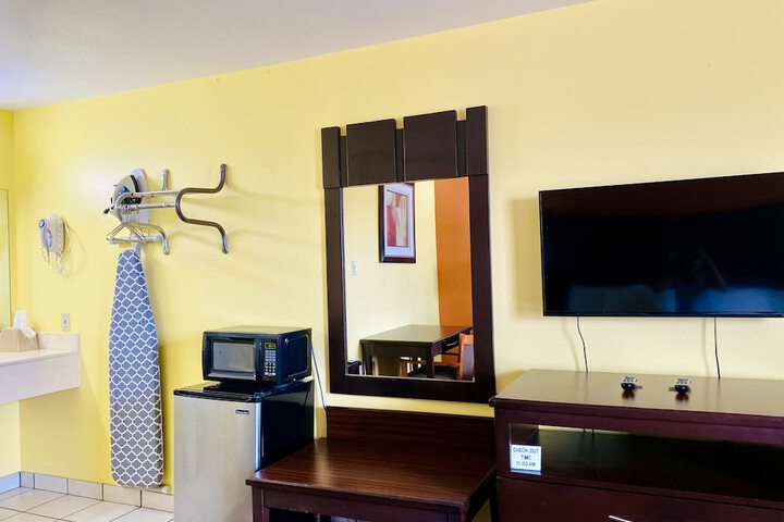 Room 14 of 33