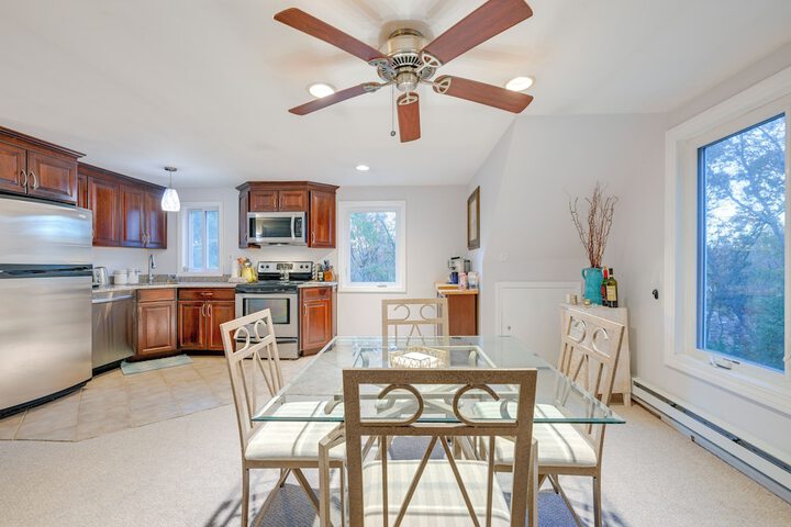 Cozy Dix Hills Apt w / Deck 7 Mi to Beach!