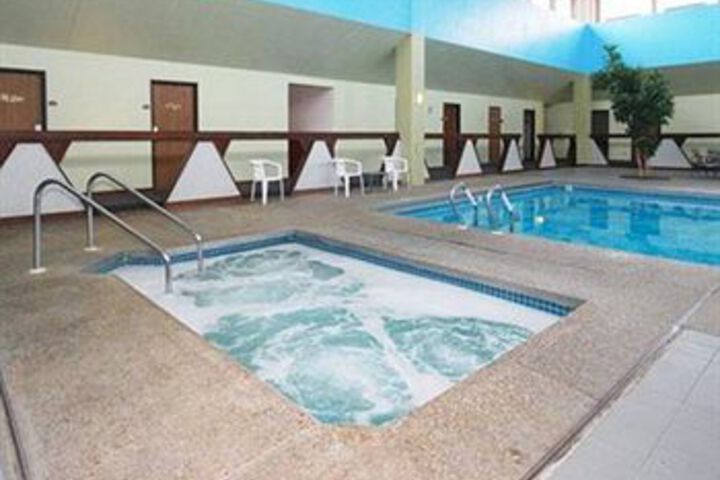 Econo Lodge Inn & Suites