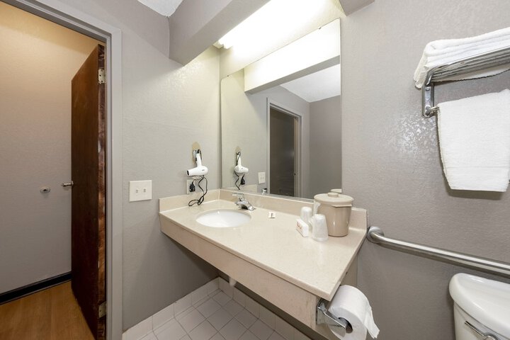 Room 34 of 62