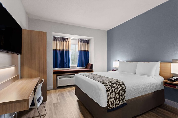 Microtel Inn & Suites by Wyndham Zephyrhills