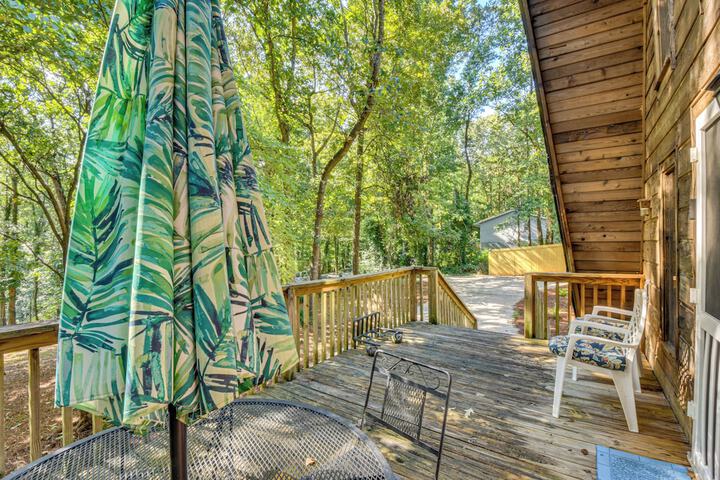Pet-friendly Lavonia Cabin Walk to Lake Hartwell!