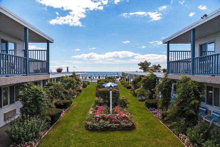 Hotel Exterior 42 of 60