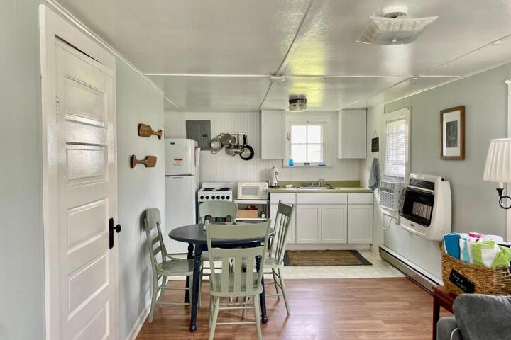 Drop Anchor Cottages and Lake House