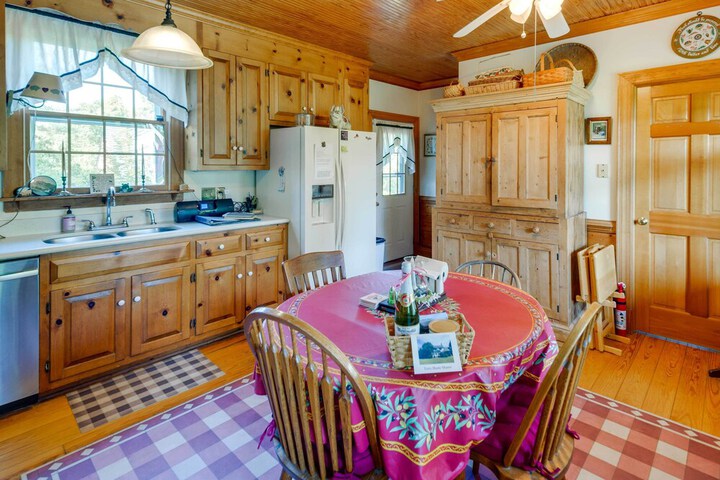 Terre Haute Manor Farmhouse w / Gardens & Deck!
