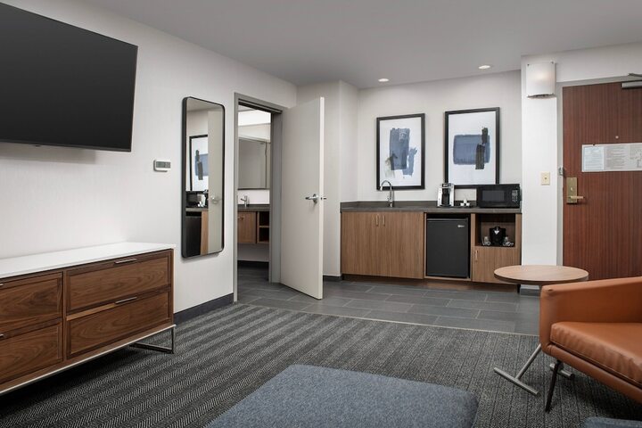 Room 27 of 40