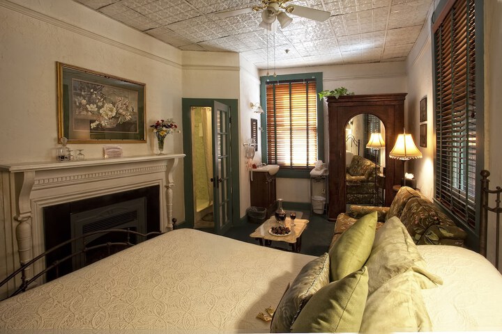 Room 22 of 196