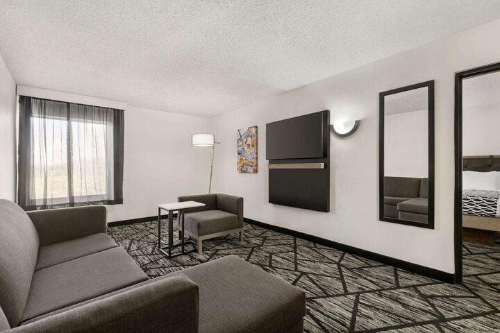 La Quinta Inn & Suites by Wyndham Cleveland Airport West