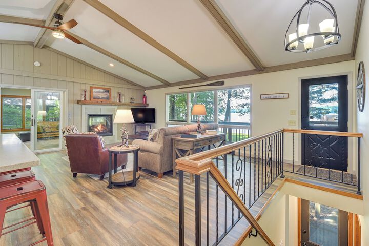 Spacious Luxury Cabin w / Deck & Dock on Bone Lake