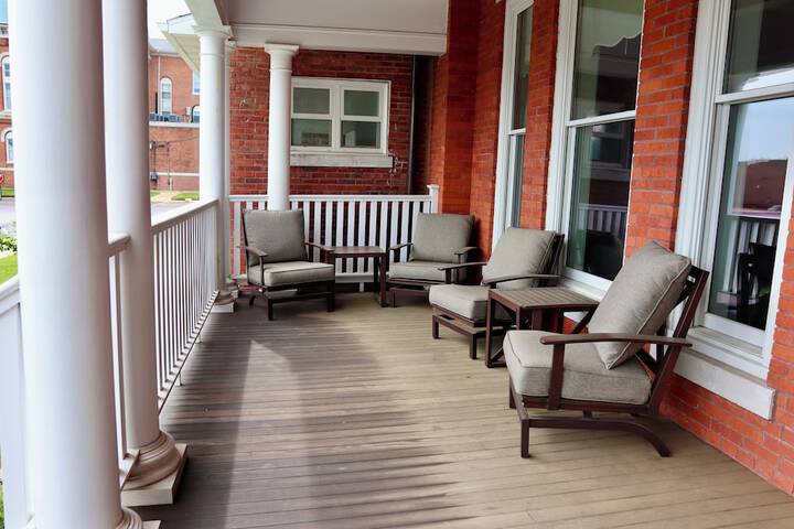 Historic Red Rooster Inn