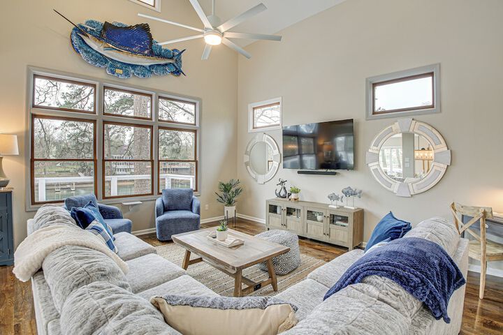 Hot Springs Lakefront Home w / Dock & Water Views!
