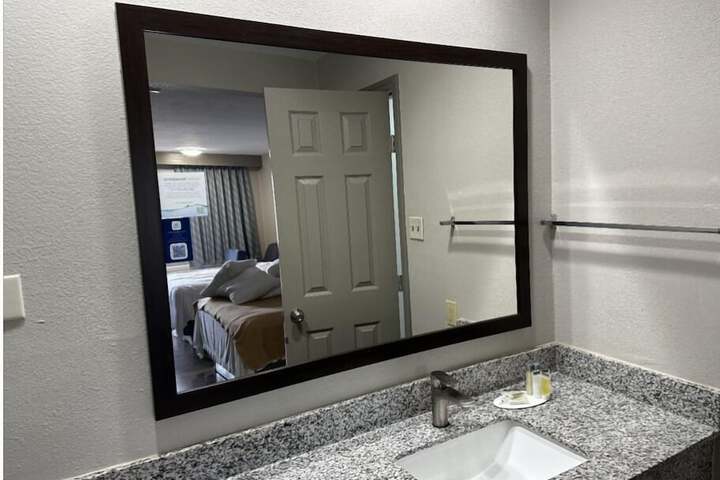 Room 6 of 16