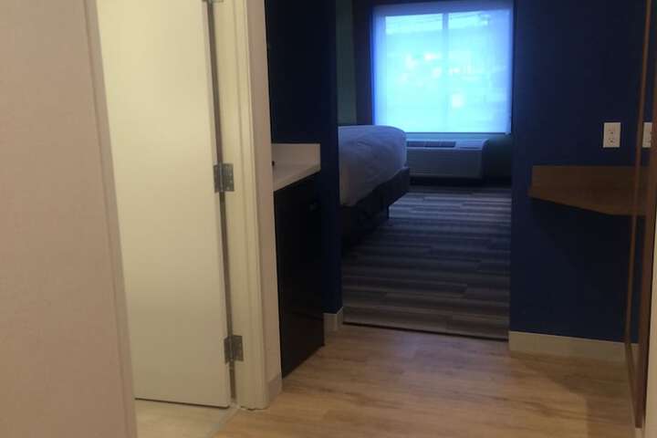 Room 27 of 91